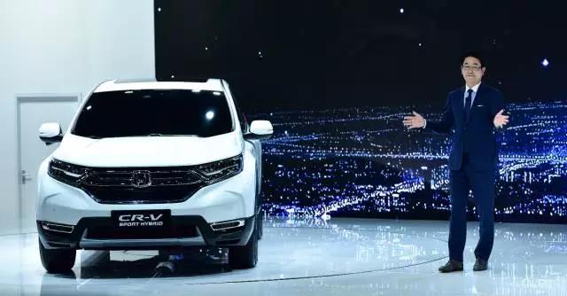 作為全球最暢銷的SUV， CR-V創(chuàng)造了無數(shù)個奇跡。撇開全球不說，從2004年CR-V被引進到中國市場以來，就開拓了城市SUV市場，開啟了國內(nèi)高品質(zhì)SUV生活潮流。進取之路永不停止，就在此次上海車展期間，東風本田CR-V也終于迎來了全新?lián)Q代，實現(xiàn)了從內(nèi)到外的全面革新。