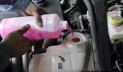 汽車(chē)保養(yǎng) |為什么防凍液有“辣么多”顏色？能混合使用嗎？怎么看該不該換？